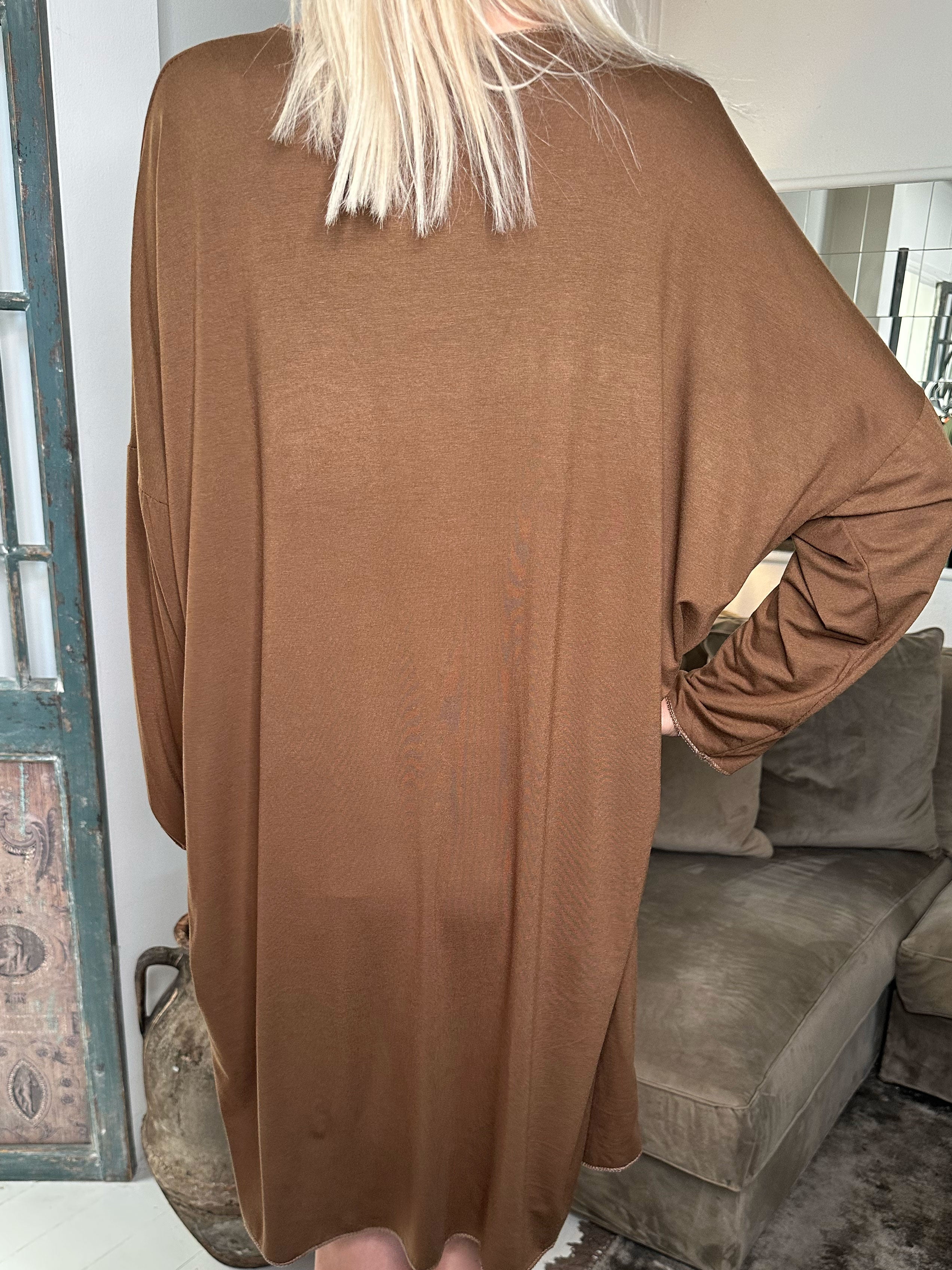 Vogue Long Sleeve - Långärmad klänning i viskos med guldskrift